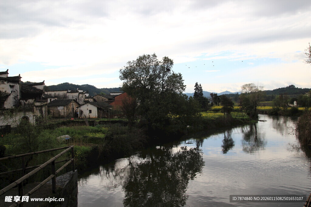 宁静水乡河畔村落美景