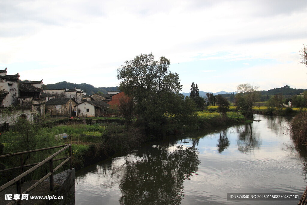 江南水乡河畔村落美景