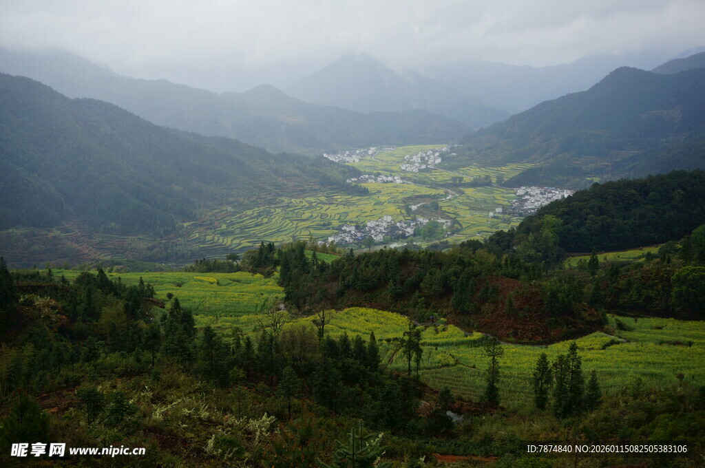 山间绿野中的宁静村落