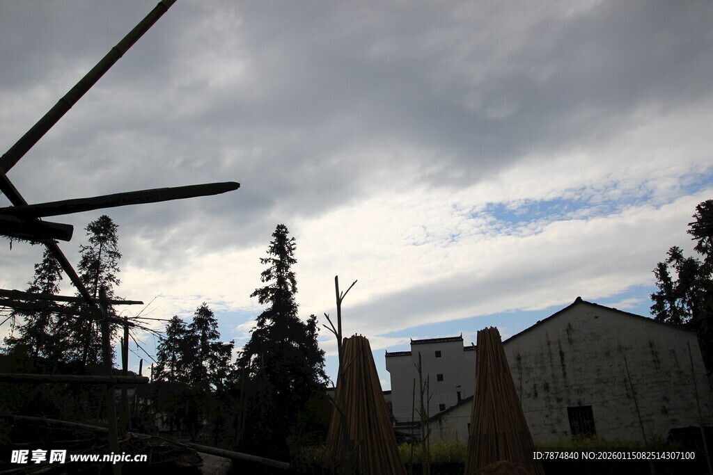 阴天中的风车与建筑景观