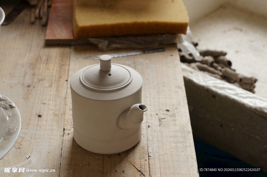复古白瓷茶壶于工作台