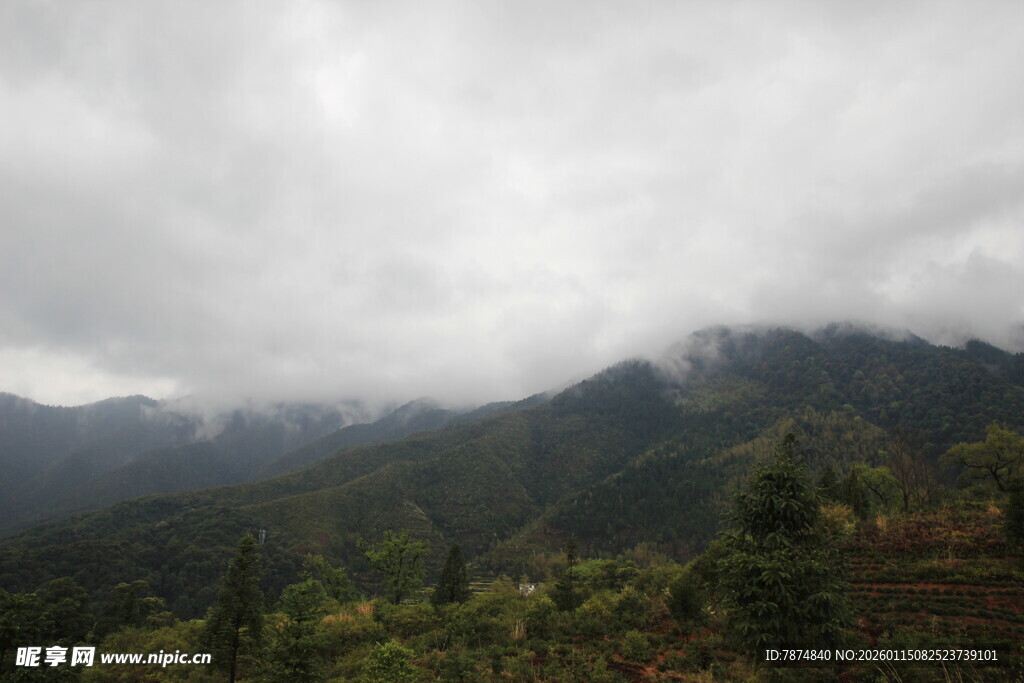 云雾缭绕的山间景致