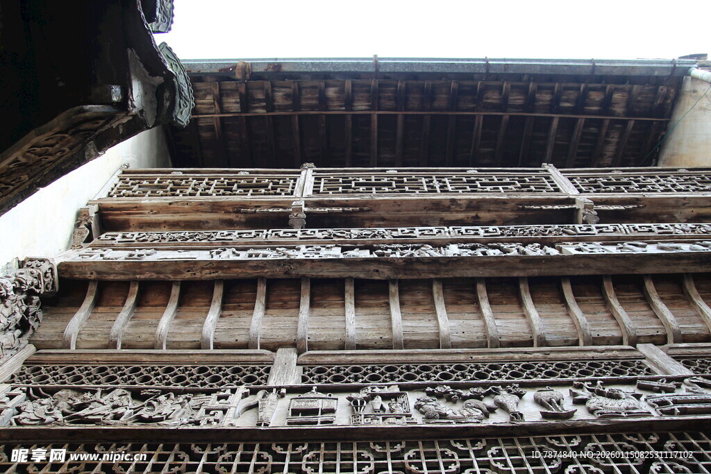 中式古建筑屋檐精美雕刻