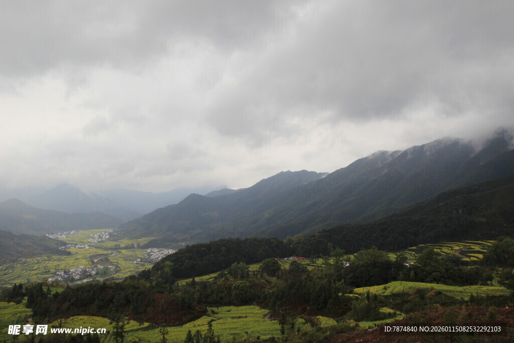 山间云雾缭绕的田园景致