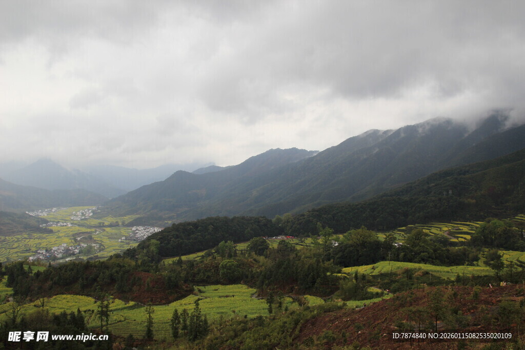 山间云雾缭绕的田园风光