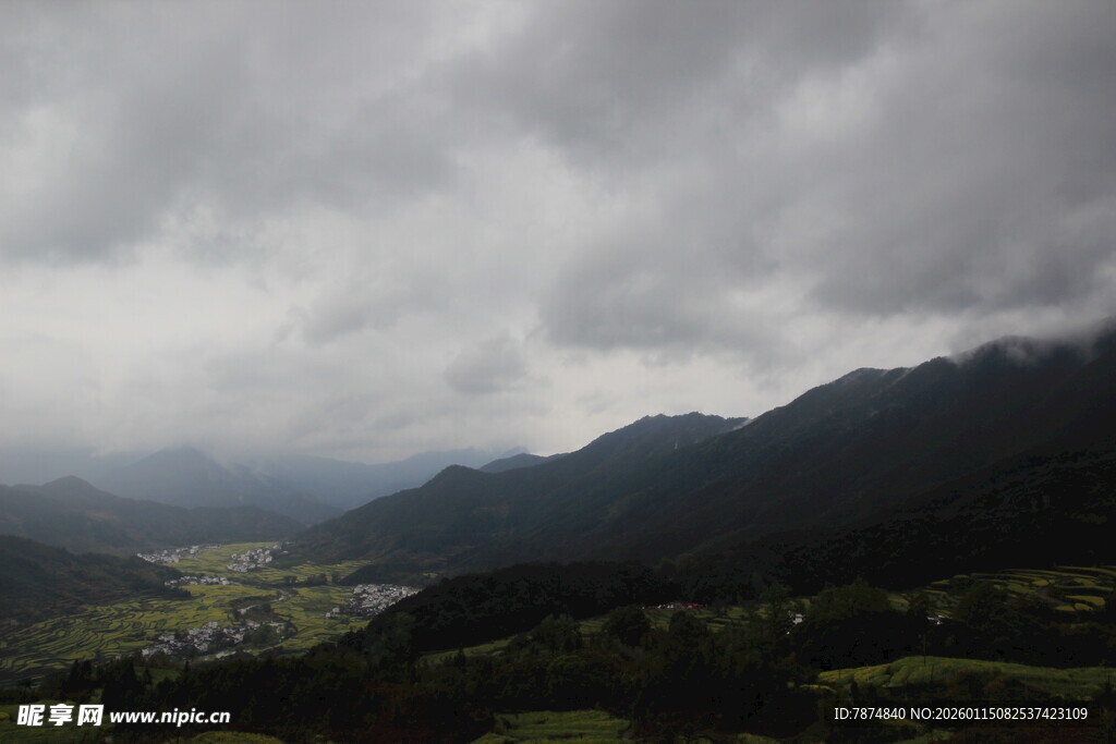 山间云雾缭绕的壮丽景色