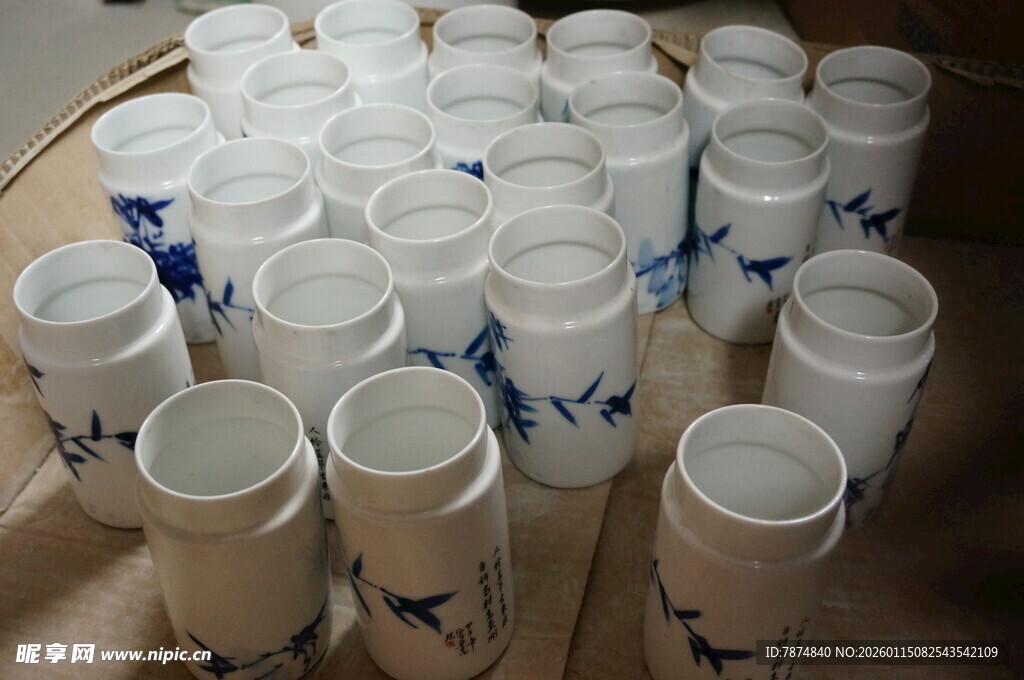 青花瓷杯整齐摆放