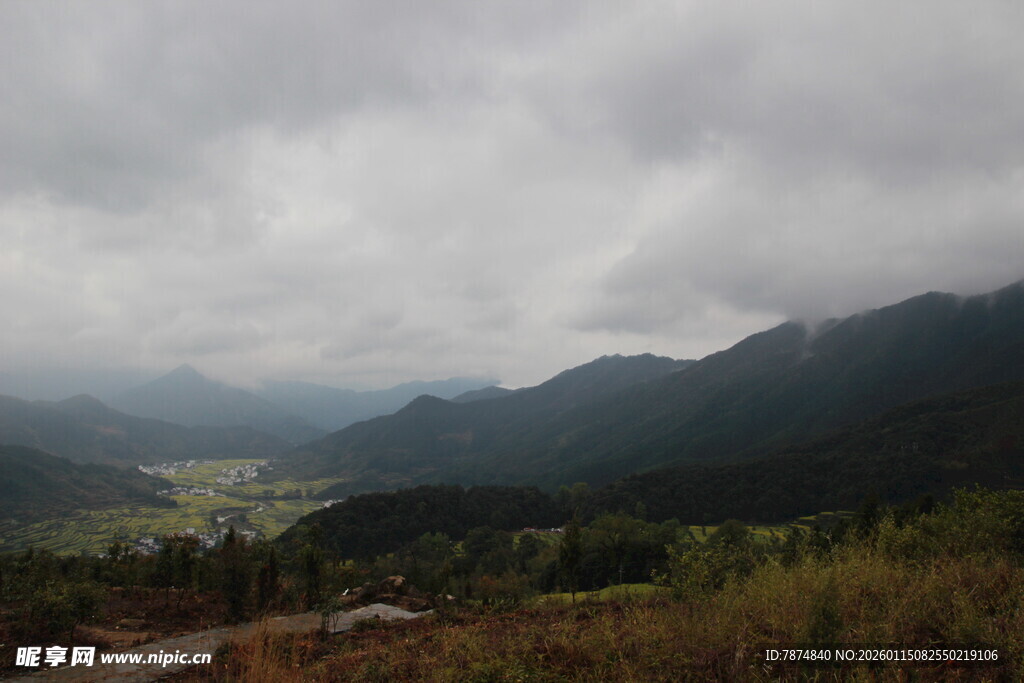 山间云雾缭绕的壮美景色