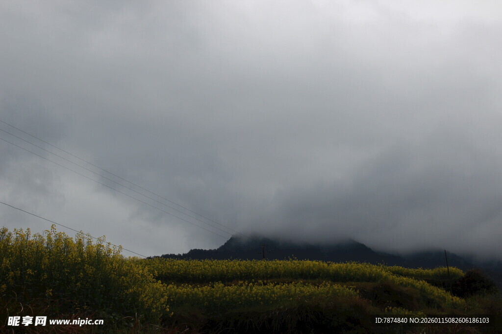 乌云下的田野与远山