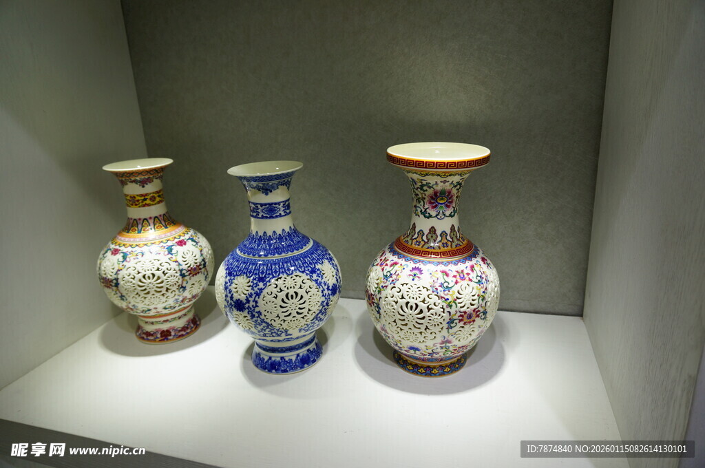 精美古瓷花瓶陈列展示
