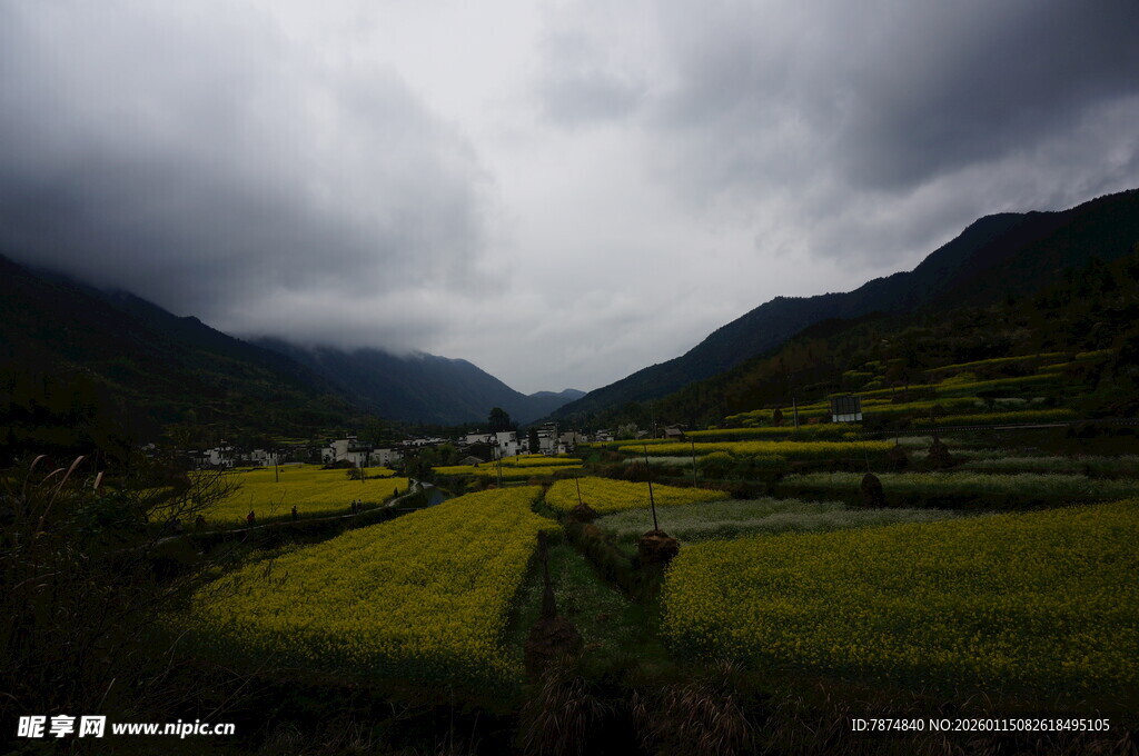 山间田野 阴云下的田园风光