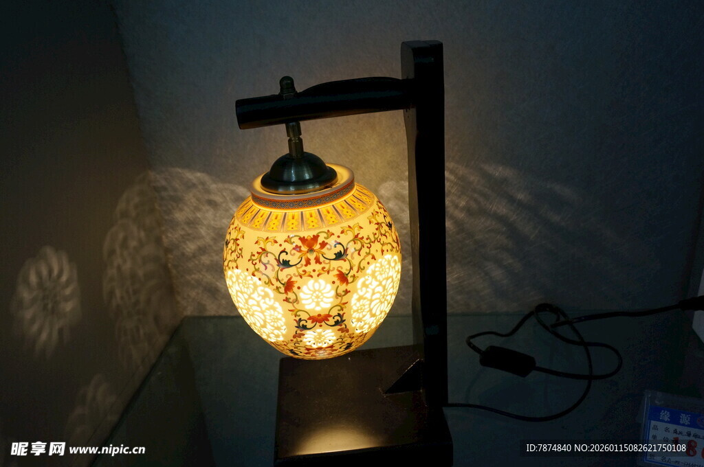 中式镂空台灯散发柔和光芒