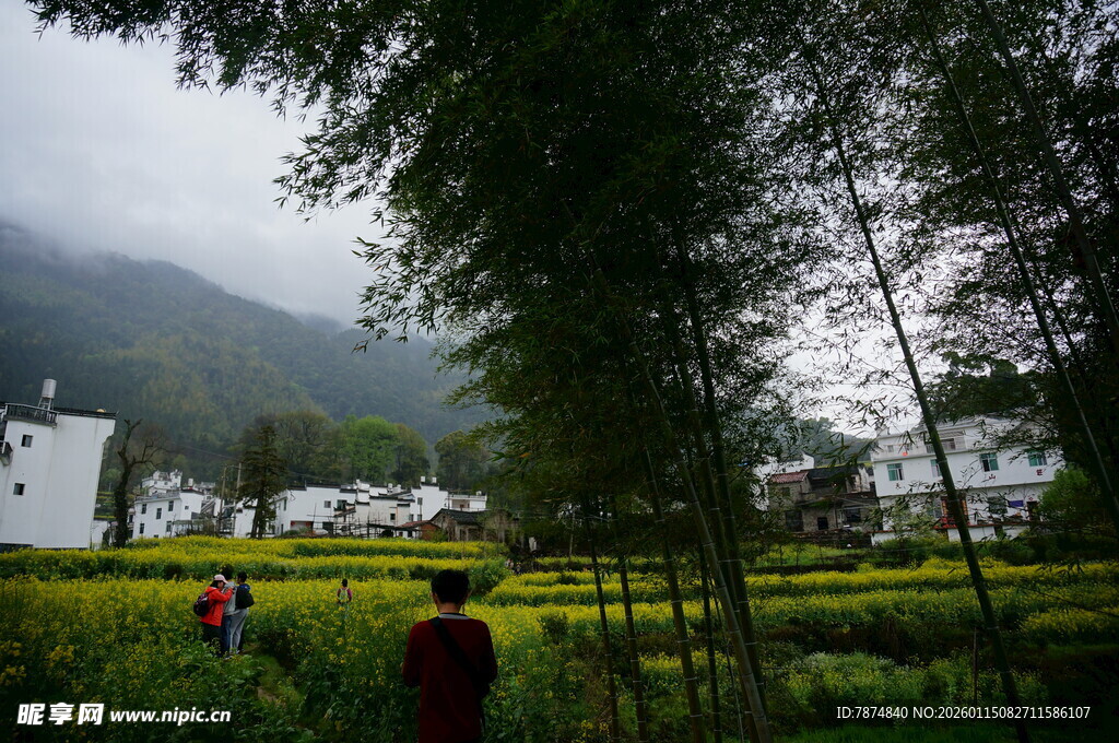山间田园风光 游人漫步