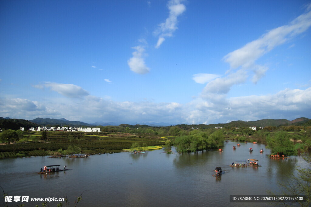 水乡风光 小船悠游于碧波间