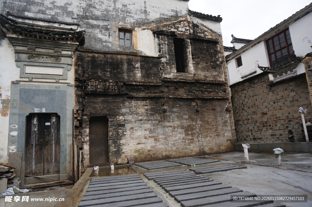 古老村落中的斑驳旧建筑