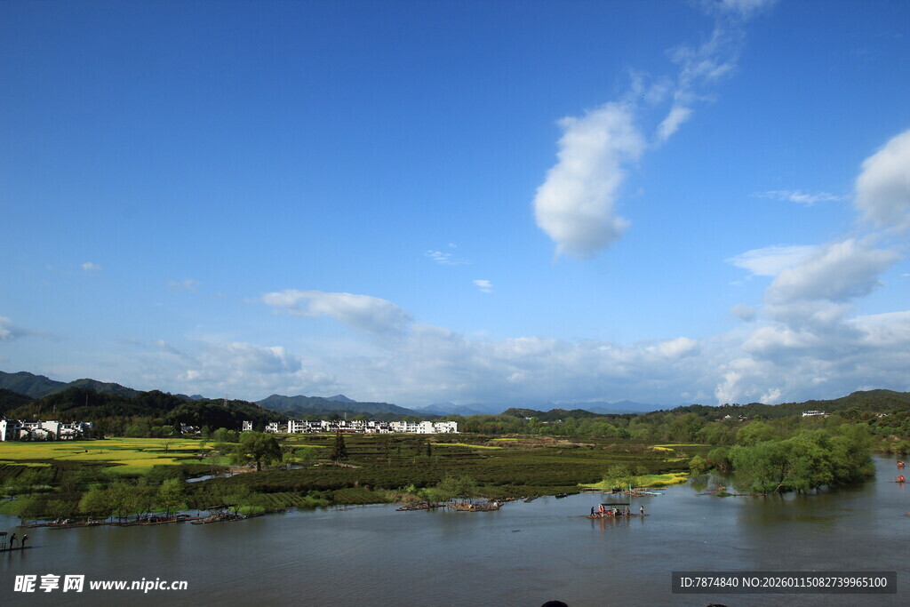 河畔蓝天绿野美丽风光