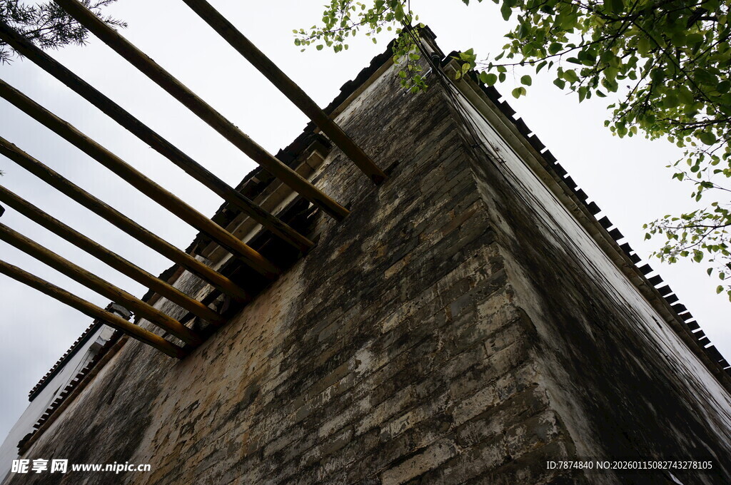 古老砖墙配金属栏杆