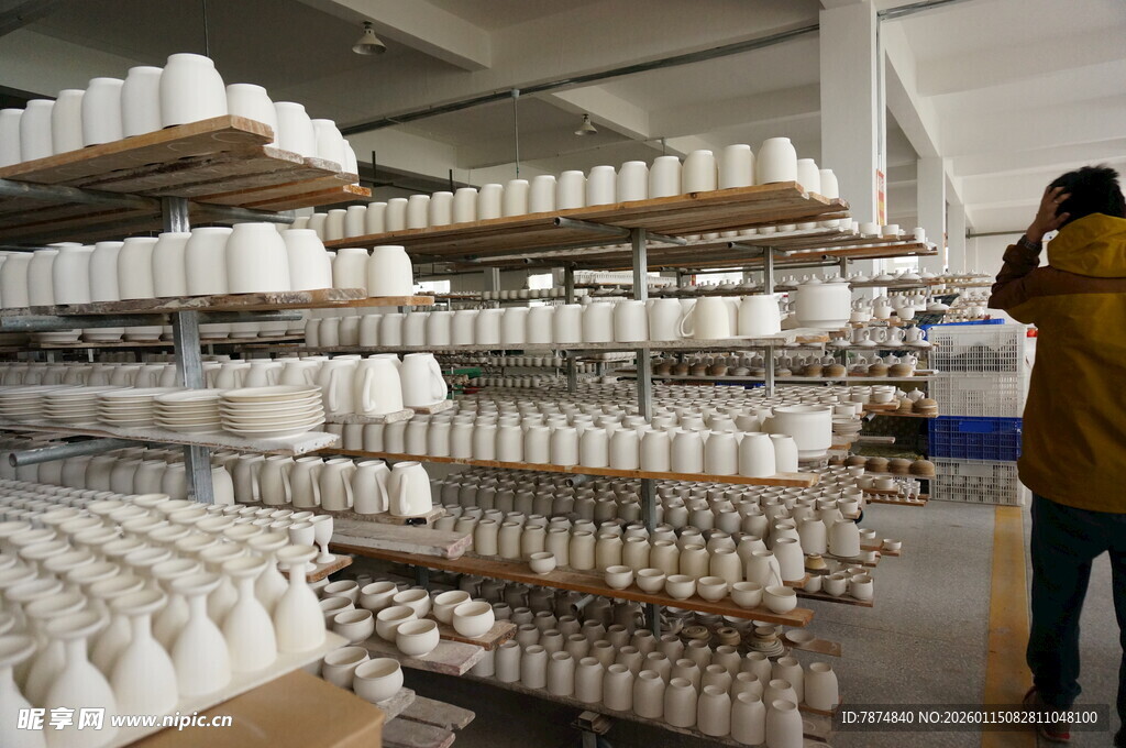 仓库内工人查看瓶类物品