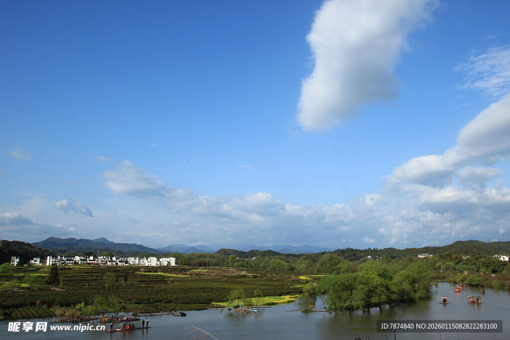 蓝天碧水间的乡村景致