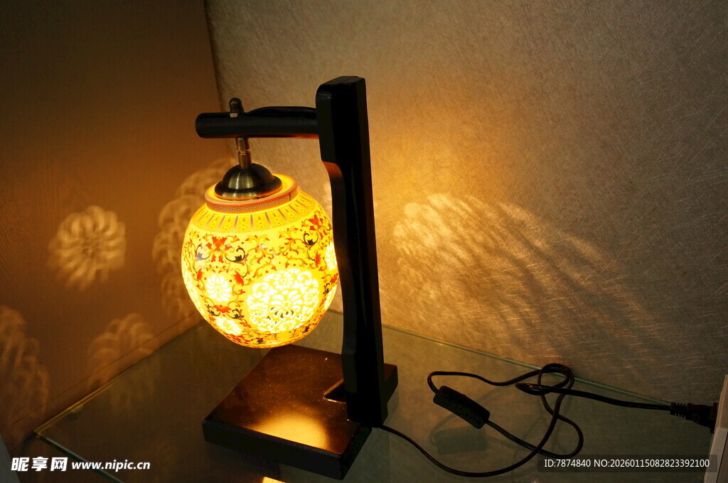 复古台灯散发温馨暖光