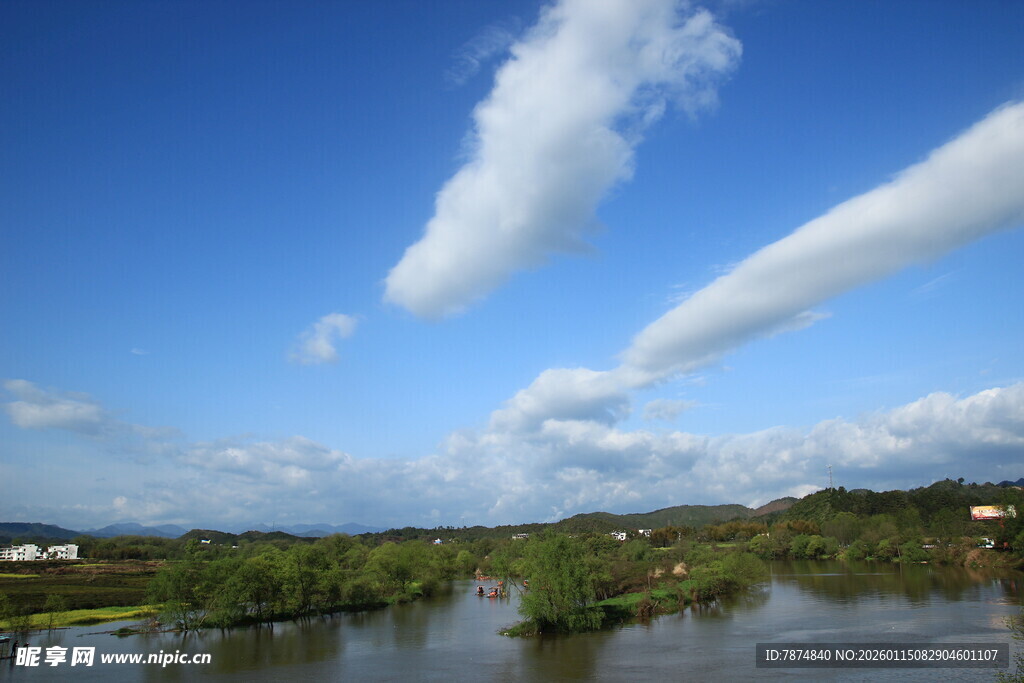 蓝天碧水间的美丽景致