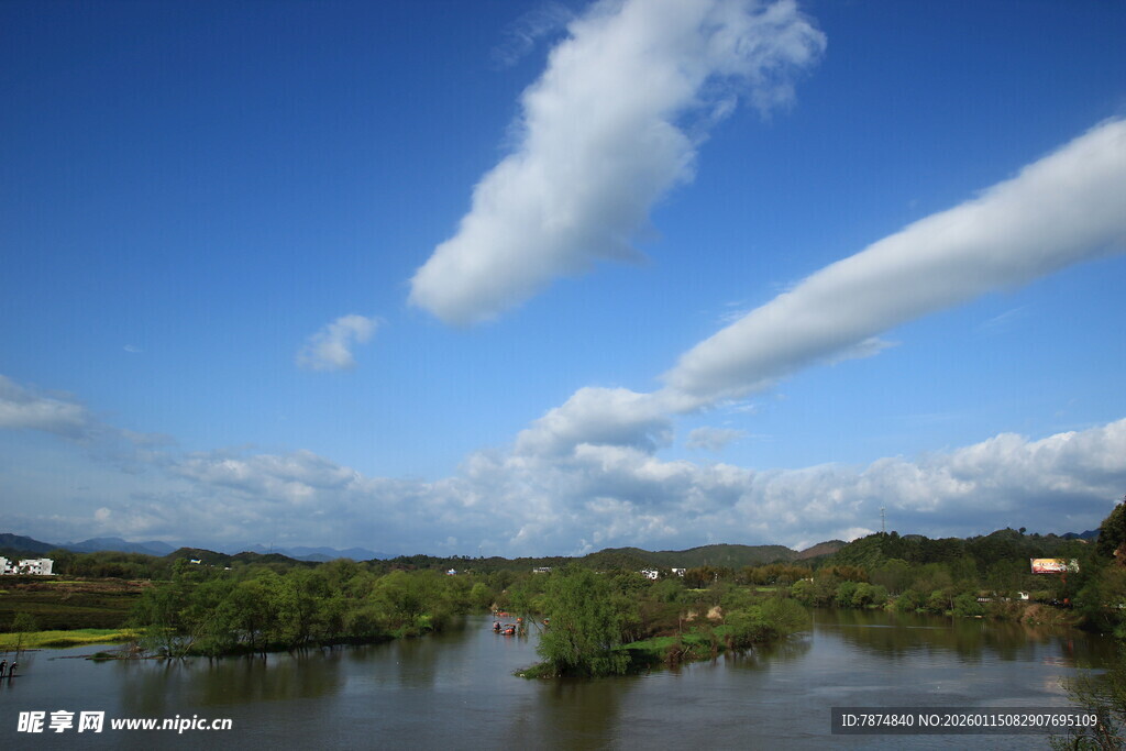蓝天碧水间的美丽风光