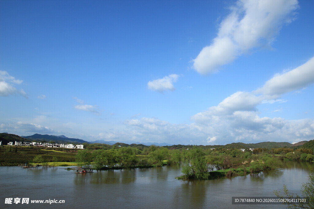 湖畔风光 蓝天白云绿树