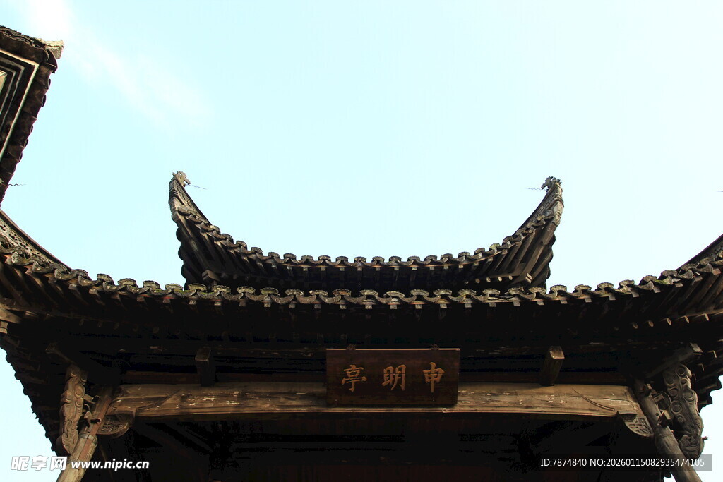 中式古建筑屋檐一角