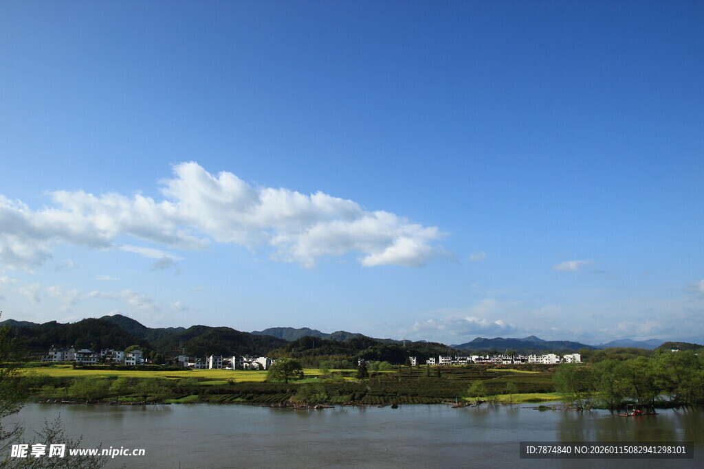 湖畔田园风光 蓝天白云