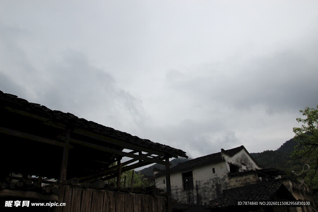 阴天里的古朴村落