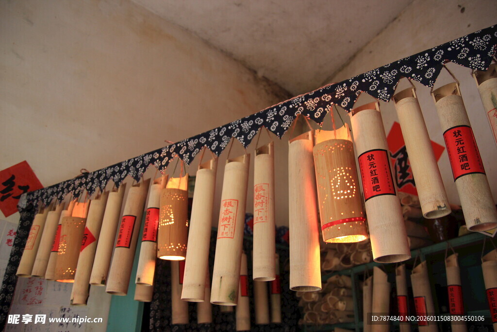 传统卷轴整齐悬挂展示