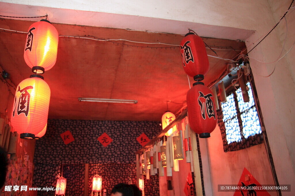 室内悬挂的中式红灯笼