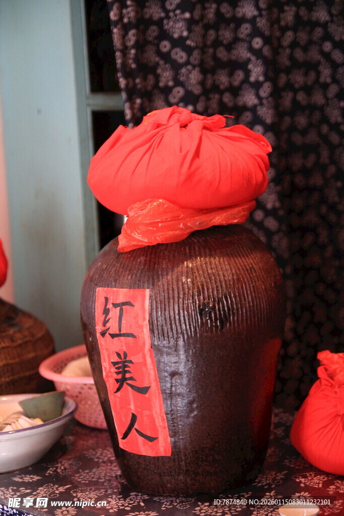 传统酒坛 红布覆顶