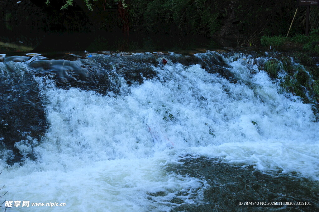 山间小瀑布水流湍急