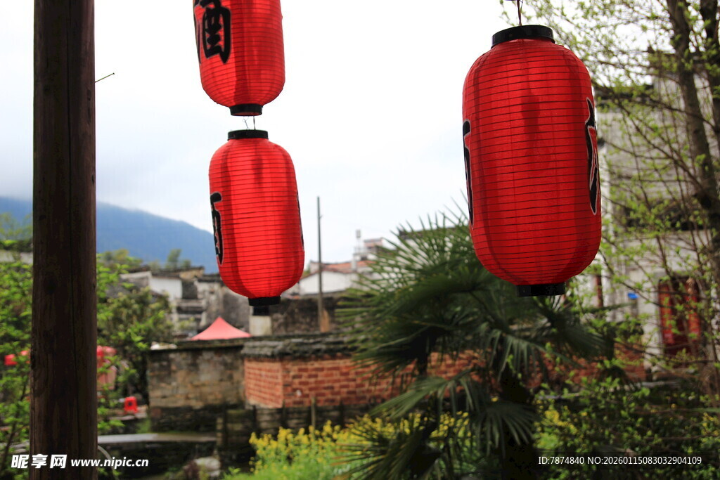 红灯笼装点古朴景致