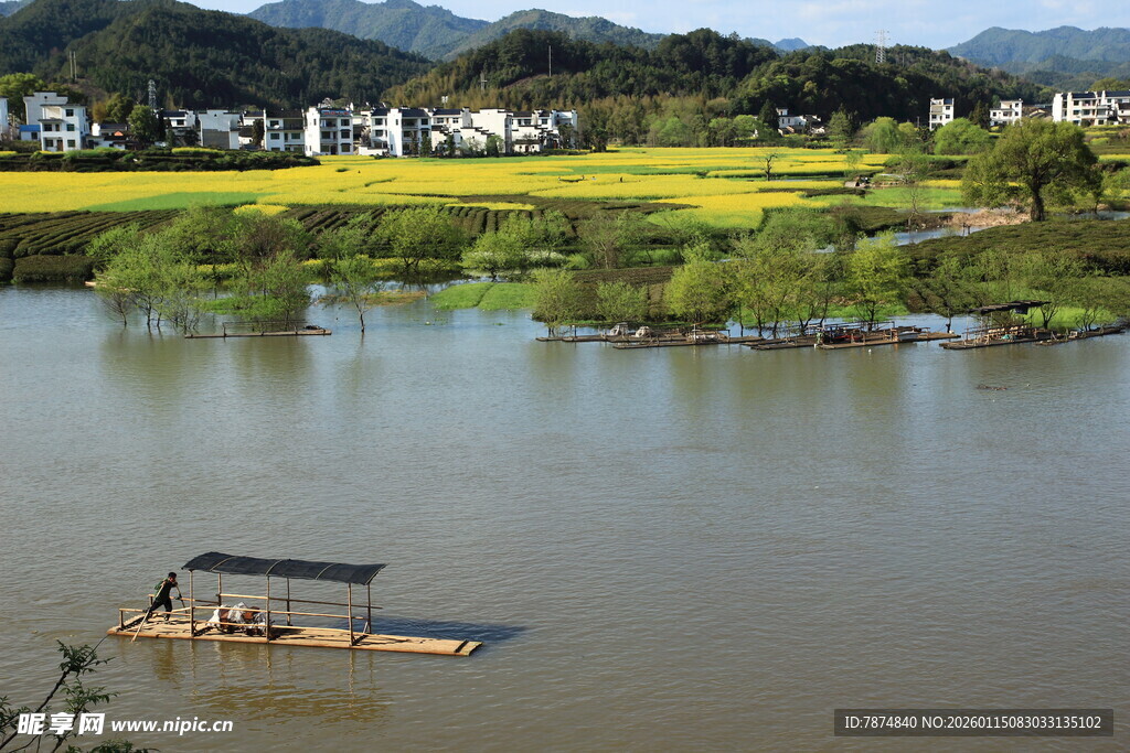 水乡河畔小船静景