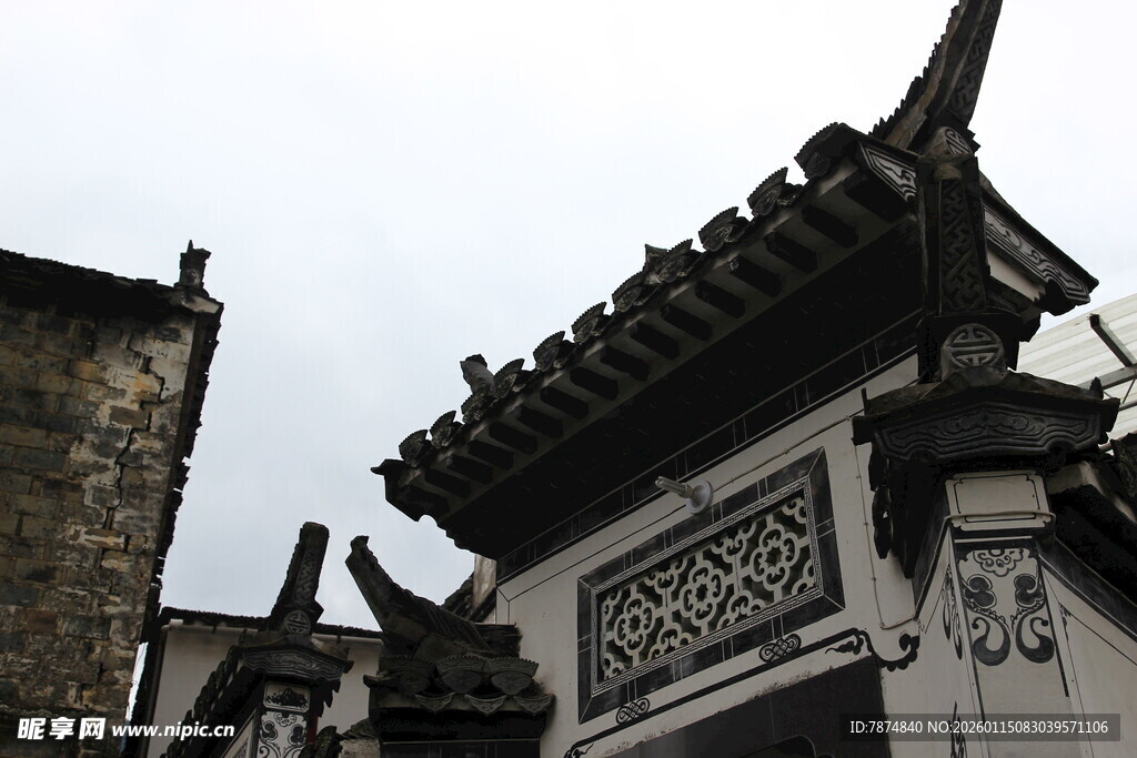 中式古建筑屋顶一角