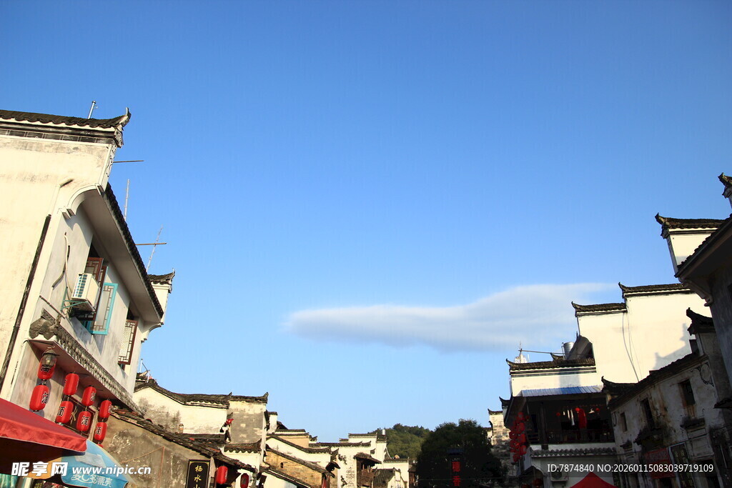 古街风貌 蓝天白云下的建筑