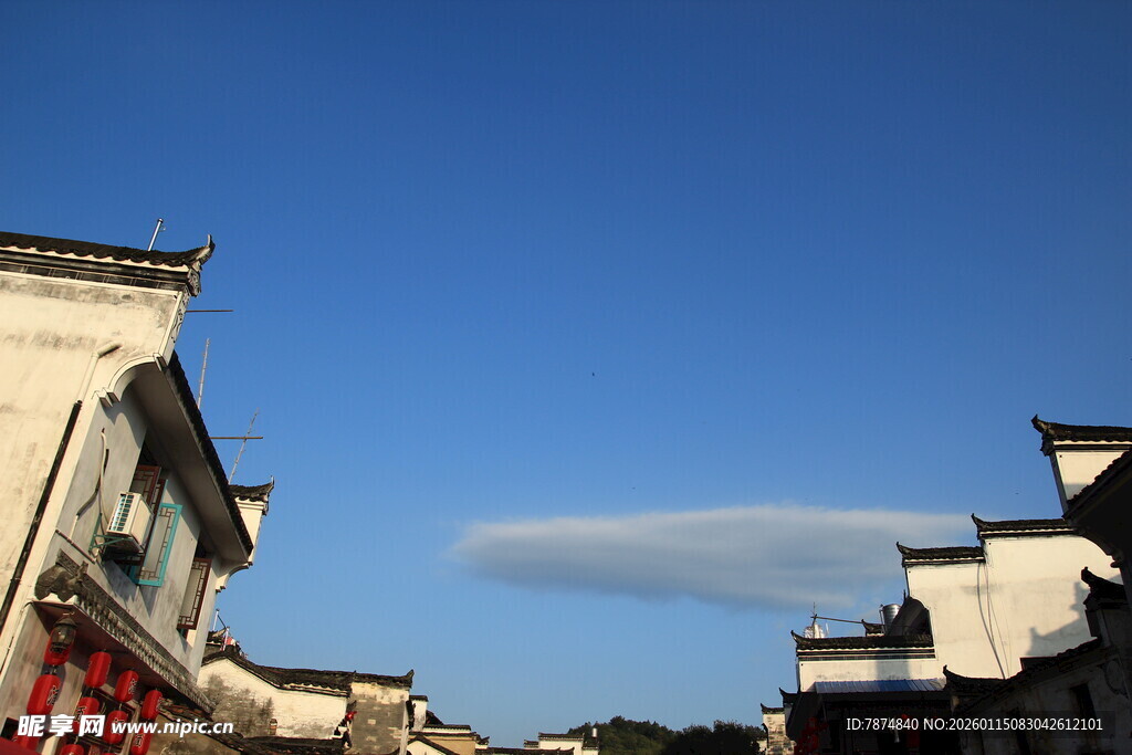 徽派建筑与蓝天中的云朵