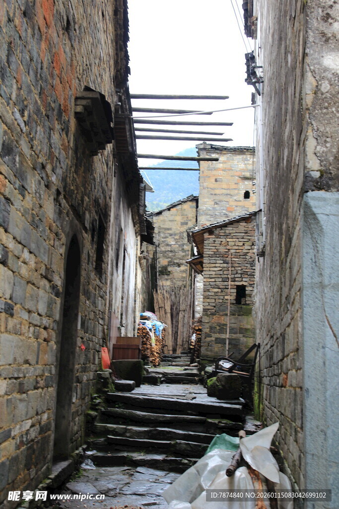 古老狭窄小巷的生活场景