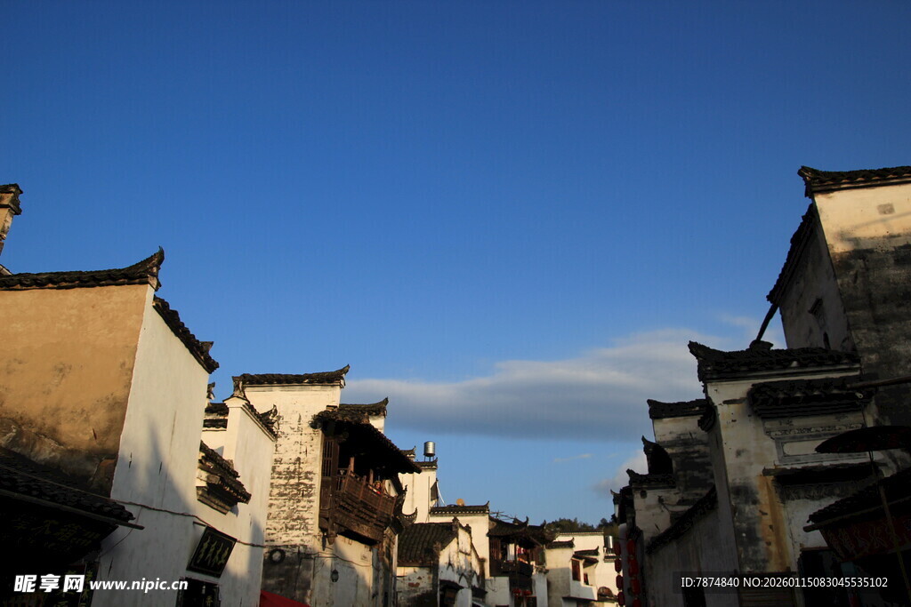 古村落建筑 蓝天白云相伴
