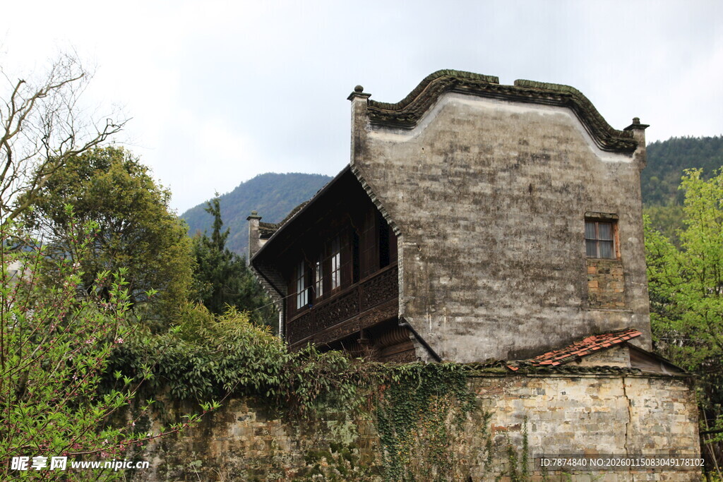 古朴中式老屋隐于绿意间