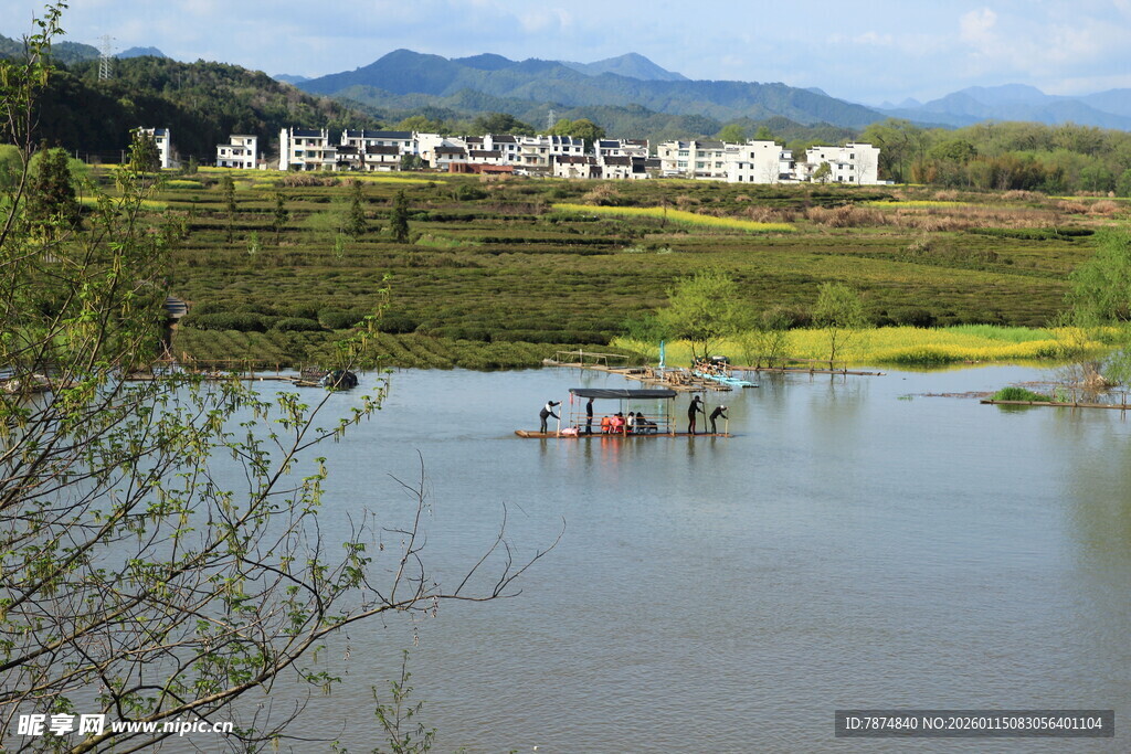 湖畔乡村美景