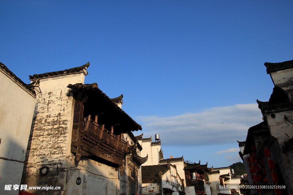 古巷民居映蓝天
