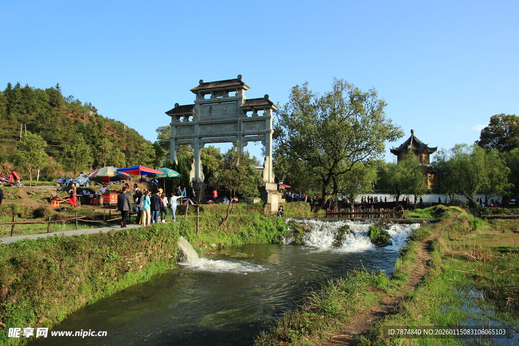 古景河畔游人聚