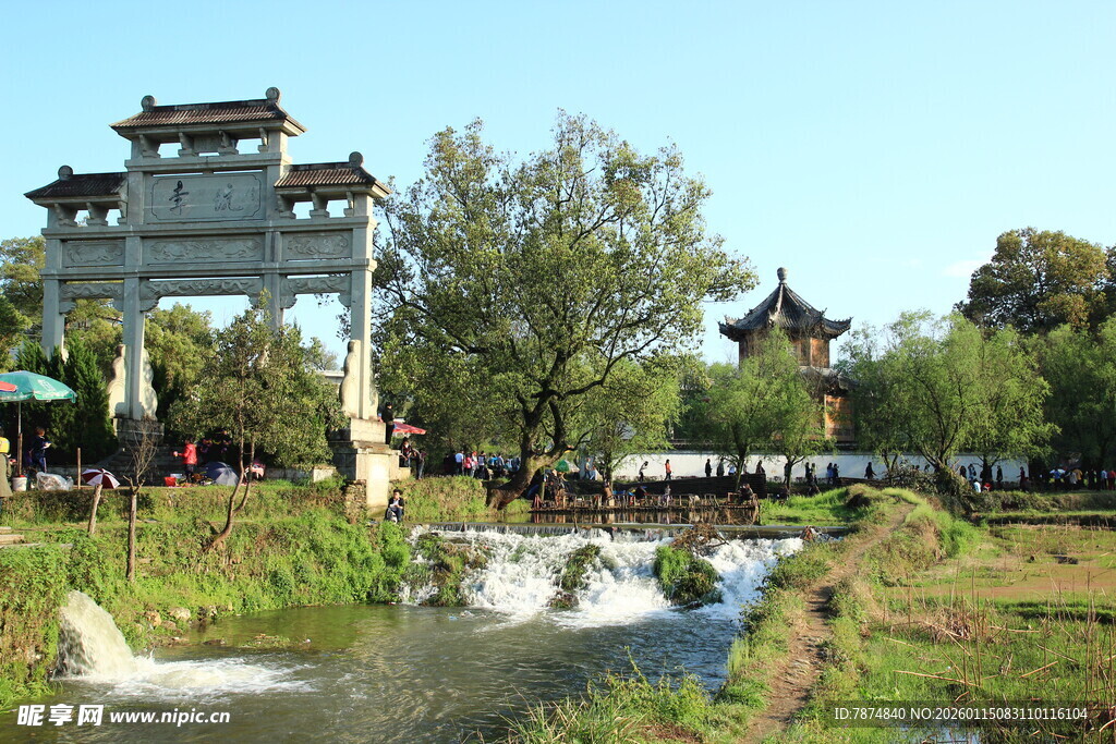 中式园林景观中的潺潺溪流