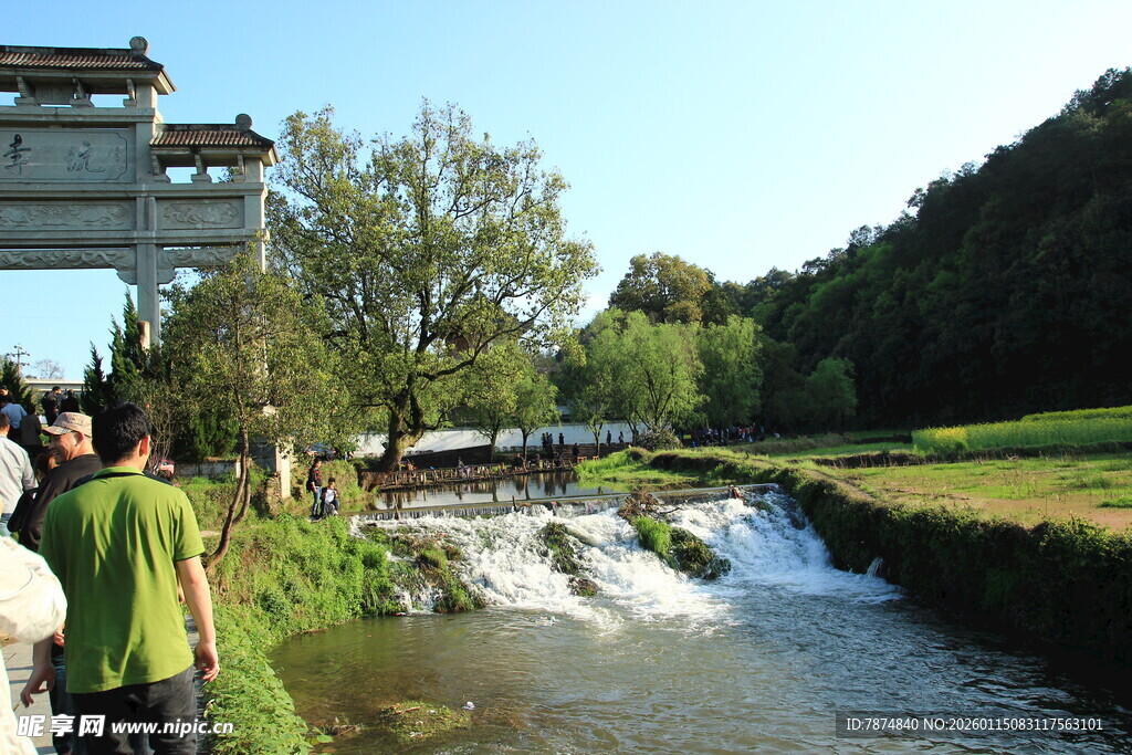 溪边游人赏景的惬意画面