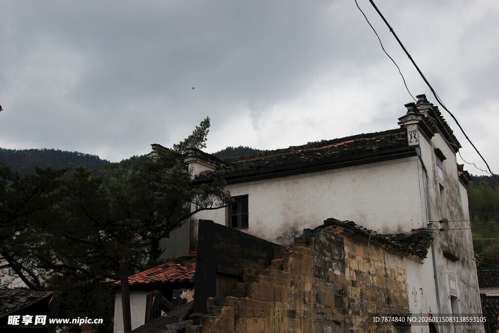 古朴乡村小屋 云雾缭绕