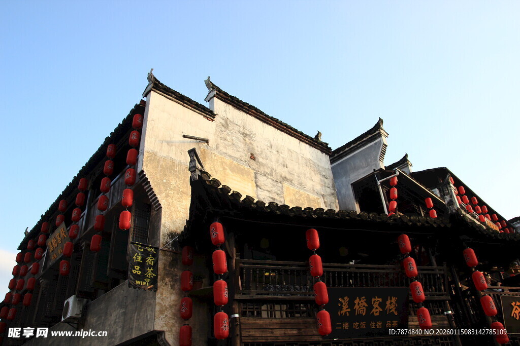 古宅挂红灯笼尽显中式韵味