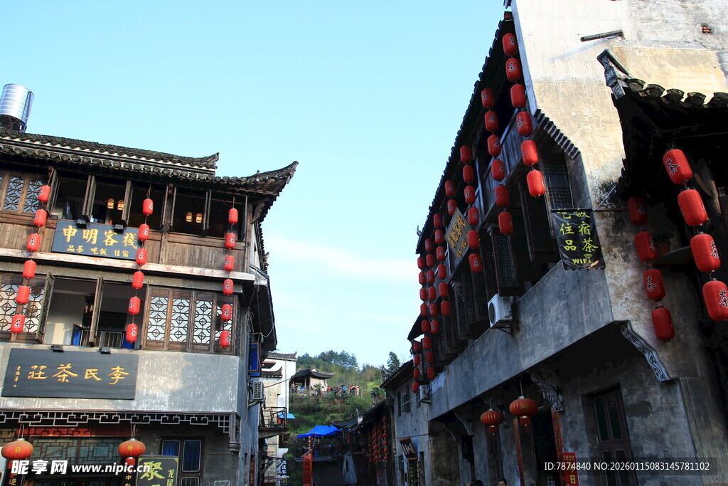 古街中式建筑挂红灯笼